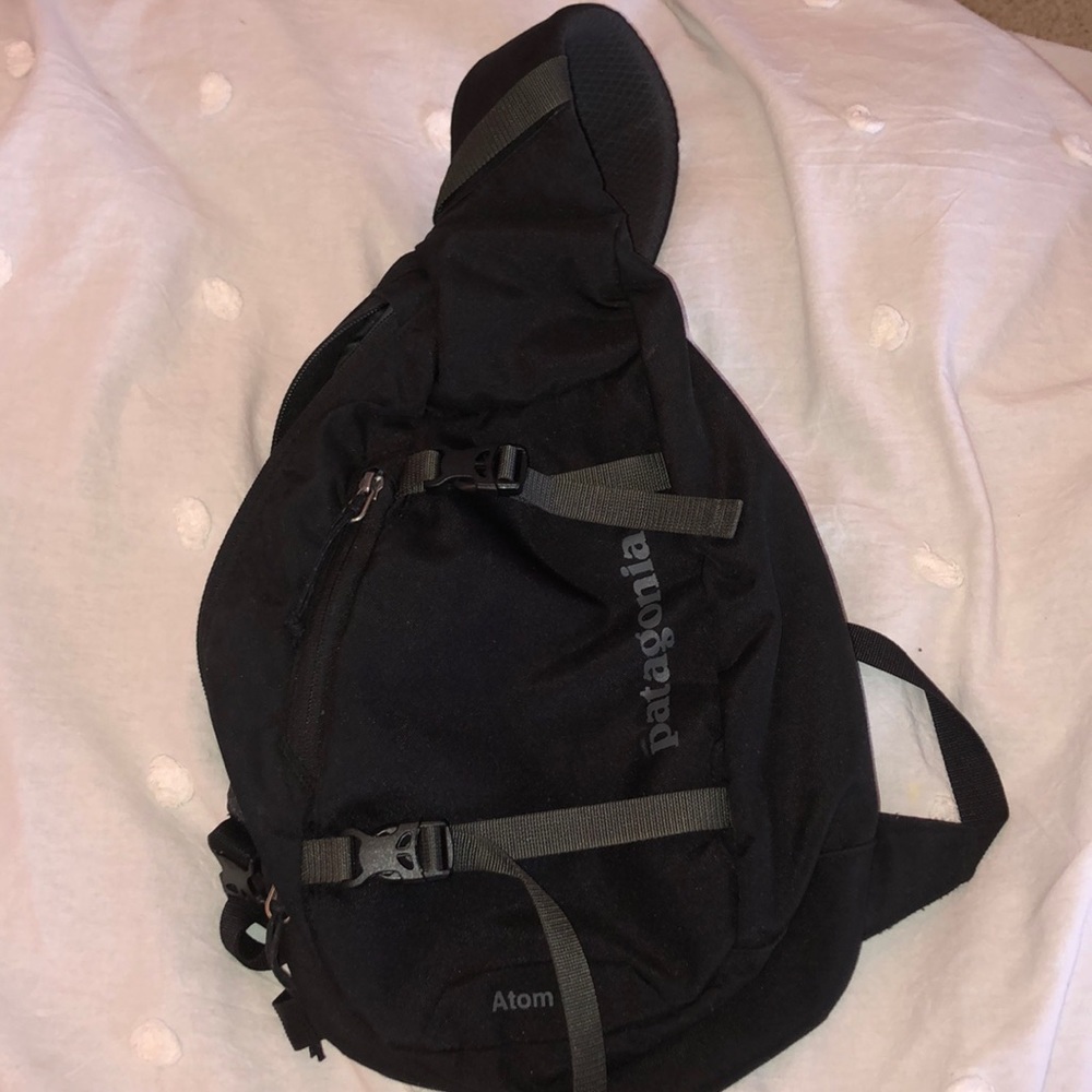 Black Patagonia 8L atom sling bag!